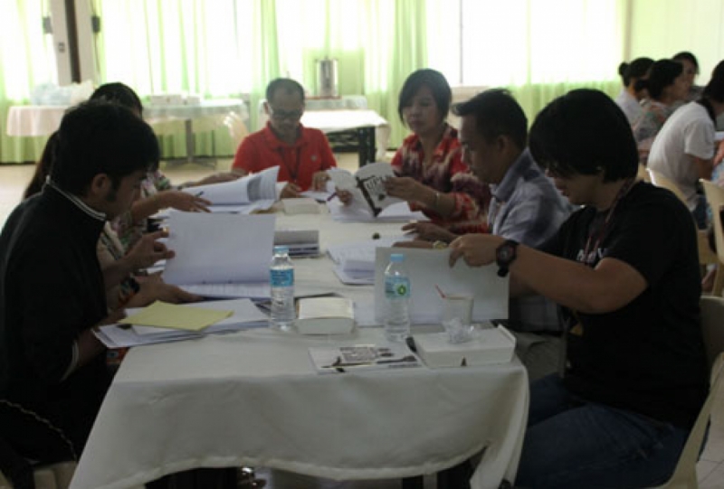 Student leaders and representatives from various university offices review the Procedures for Cases of Intellectual Dishonesty.