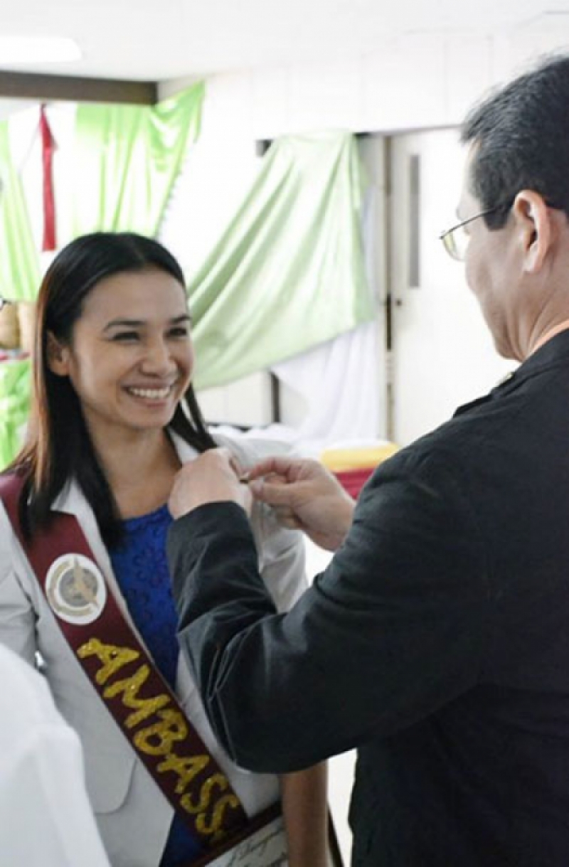 UPLB Chancellor Rex Victor O. Cruz commissions an international student as UPLB Ambassador during the 2nd Investiture and Commissioning Rites.